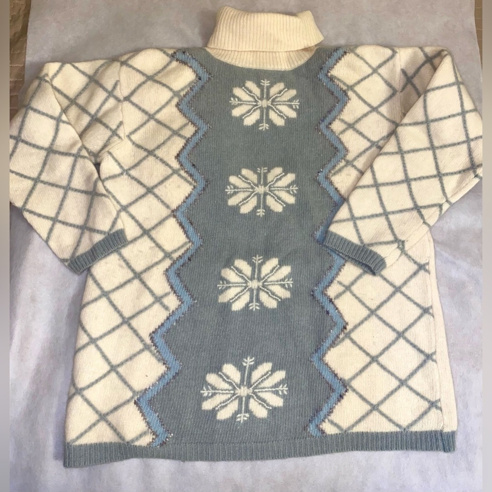 Women's Blue and Cream Sweater (Lamb wool & Angora ). Vintage